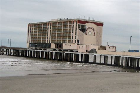 oceanfront hotels near pleasure pier.